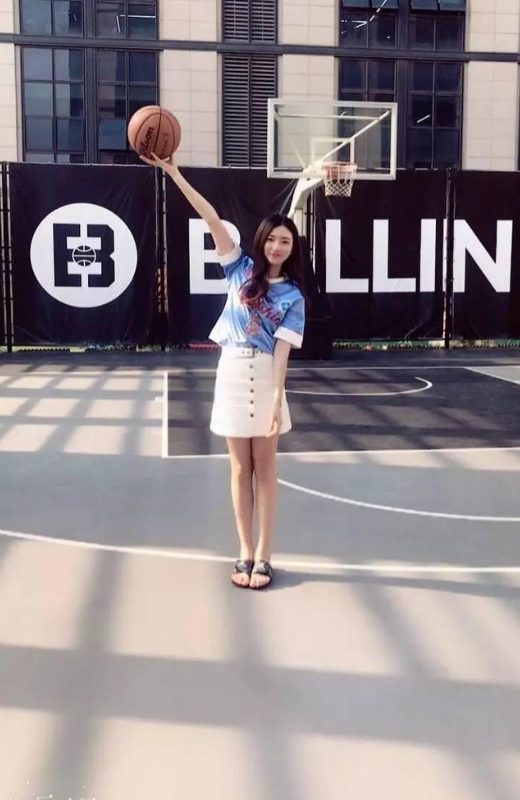 林雪慧，传说中中国最性感篮球女神，身材高挑，技术也属于一流水准！她已经是CUBA女篮退役选手了，更是曾入选过国内的青年女篮。要说打篮球的姑娘身材不好，她就不乐意了……