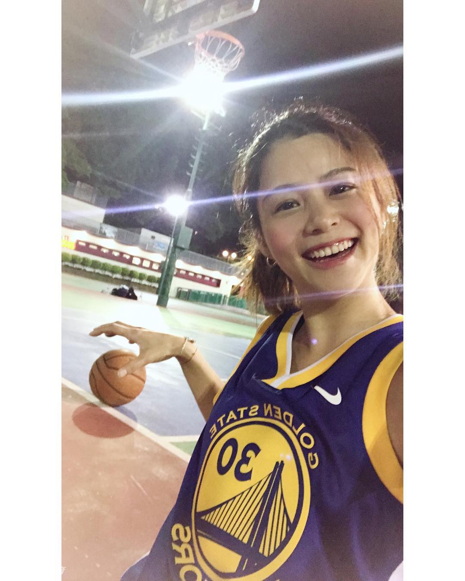 方咏琳是一位香港艺人，她还有个身份，是一名篮球爱好者和球员。平时她经常会和好友一起参加各种比赛。这一身火箭球员的写真照今天也是相当应景。