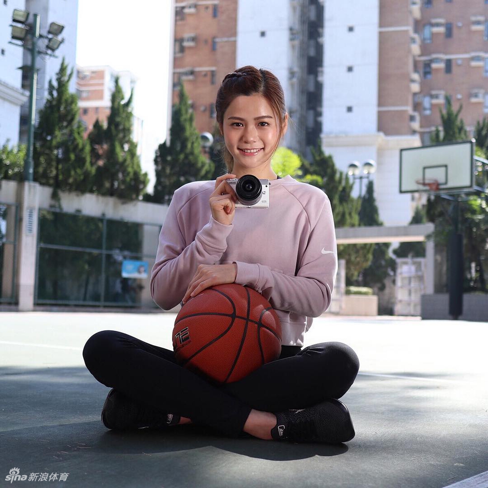 方咏琳是一位香港艺人，她还有个身份，是一名篮球爱好者和球员。平时她经常会和好友一起参加各种比赛。这一身火箭球员的写真照今天也是相当应景。