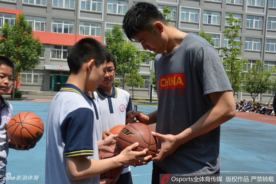 山东队中锋贾诚返回潍坊母校与师弟友好篮球互动
