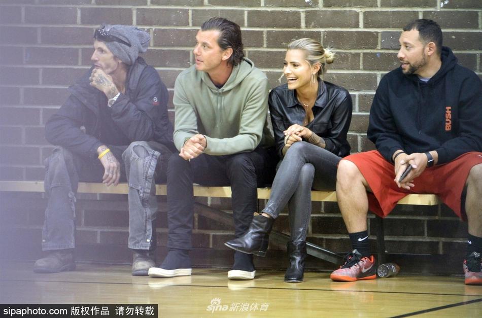 当地时间2018年5月10日，美国洛杉矶，盖文·罗斯戴尔（Gavin Rossdale）带女友索菲亚（Sophia Thomalla）一同观看儿子Zuma的篮球比赛，场面温馨。