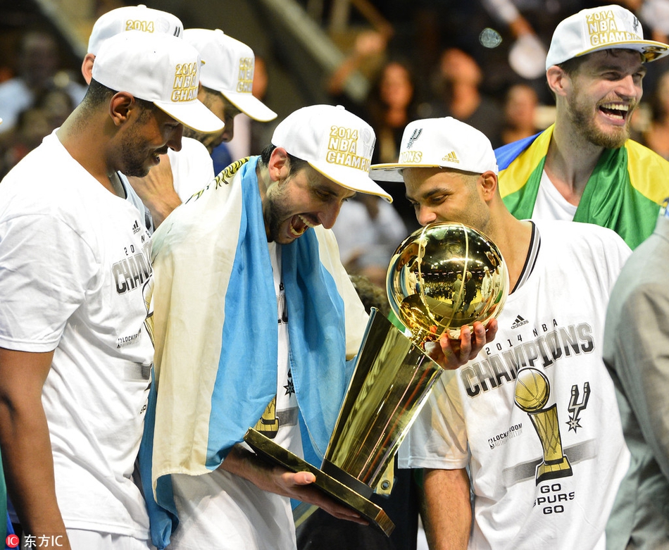 吉诺比利的球队在不同级别的比赛里赢得了11个冠军，从2001年的意大利联赛冠军，一直到2014年NBA总冠军。