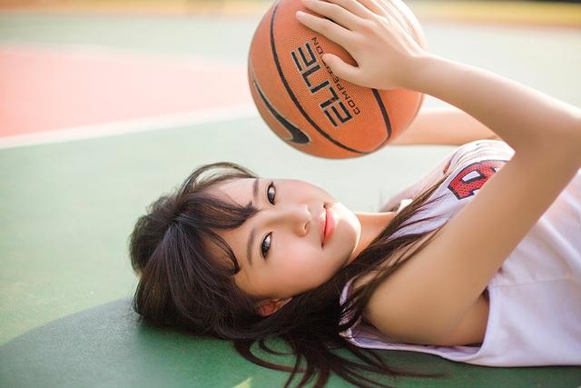 披肩长发，球不离手，青春洋溢，她是你梦中的篮球女孩吗？