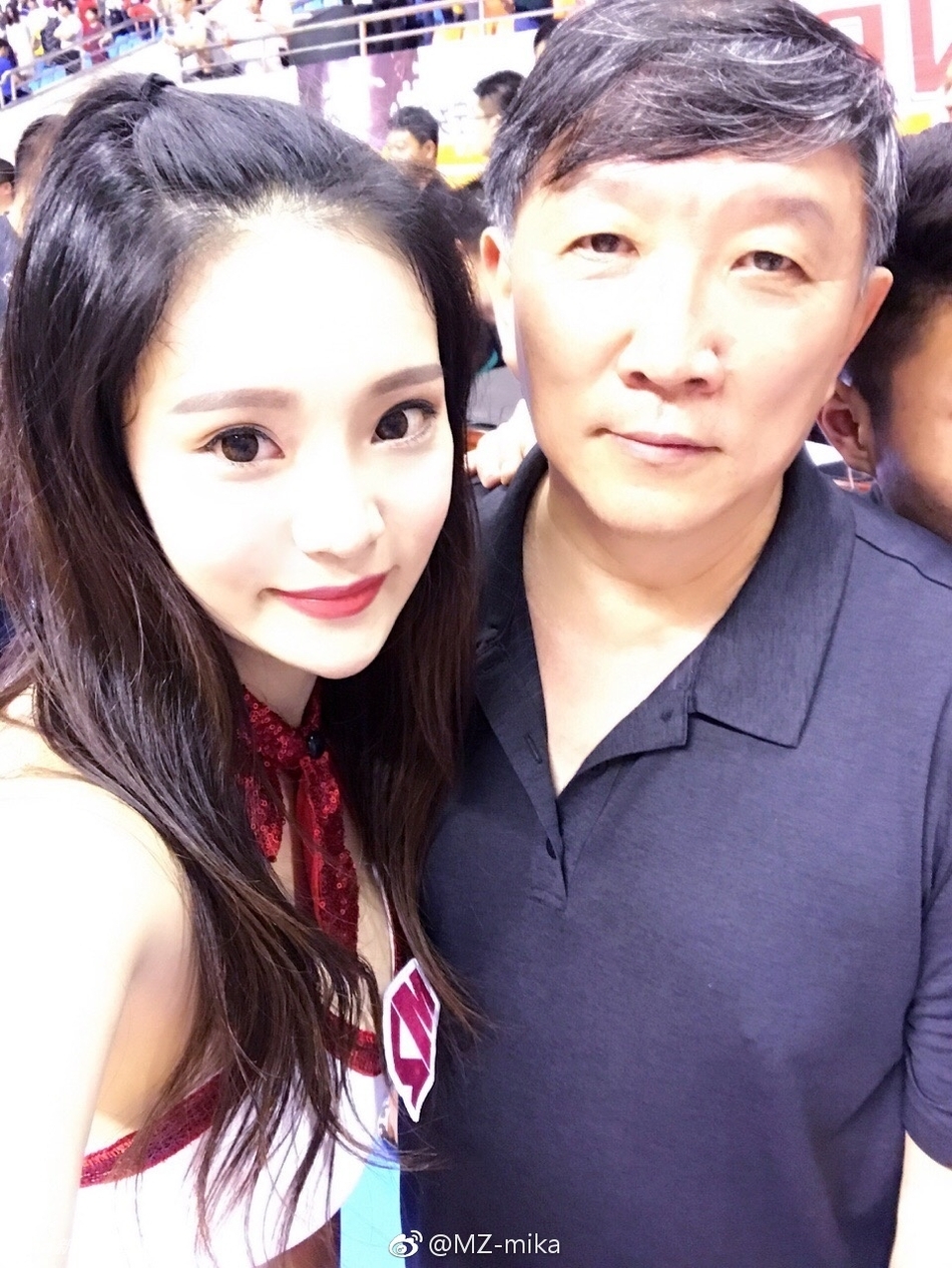 她叫蒋诗晴，被誉为最美啦啦队女郎。