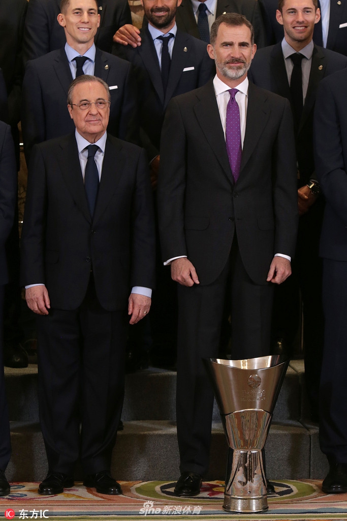 当地时间2018年5月23日，西班牙马德里，西班牙国王接见皇家马德里篮球队，弗罗伦蒂诺展示欧冠奖杯。