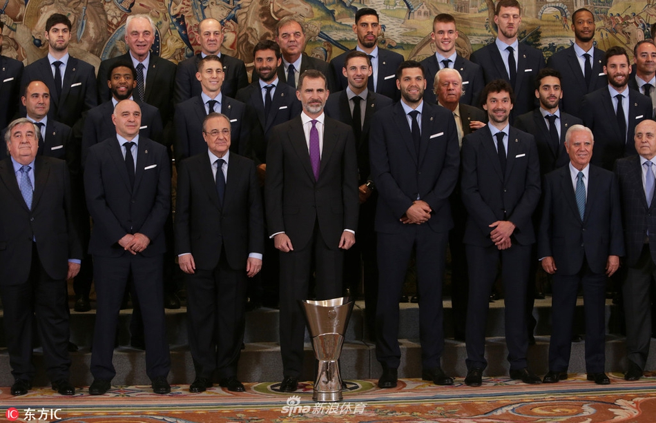 当地时间2018年5月23日，西班牙马德里，西班牙国王接见皇家马德里篮球队，弗罗伦蒂诺展示欧冠奖杯。