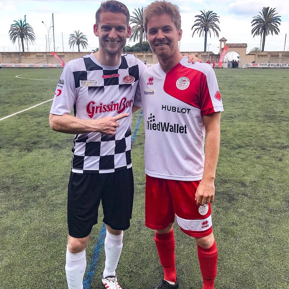 当地时间5月22日，2018年F1摩纳哥站赛前，车手们参加了一场足球慈善赛。