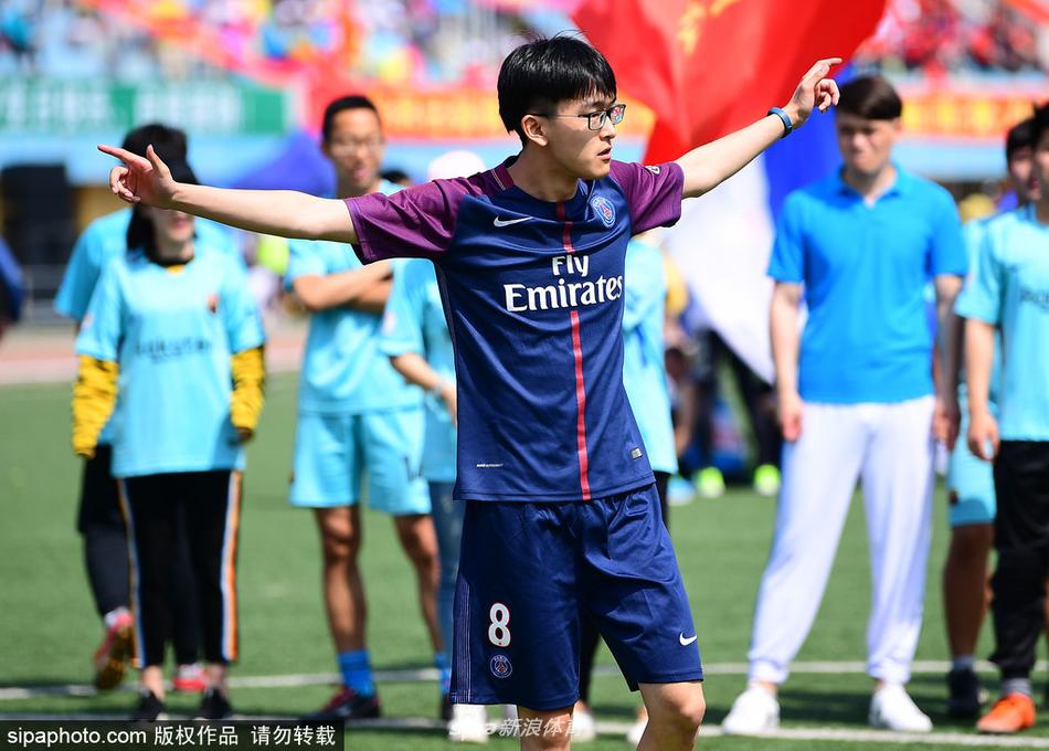 2018年5月25日，辽宁沈阳，“点球”比赛首现沈阳高校运动会，让足球深入校园。据了解，比赛队员由5男5女构成，每队逐一射门。