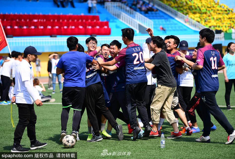 2018年5月25日，辽宁沈阳，“点球”比赛首现沈阳高校运动会，让足球深入校园。据了解，比赛队员由5男5女构成，每队逐一射门。