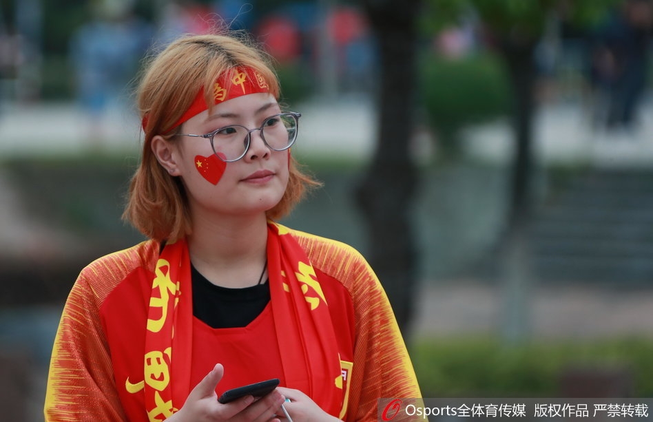 北京时间5月26日，国足在南京江宁体育场迎战缅甸。南京球迷也表现出了十分的热情，美女球迷身贴国旗早早入场