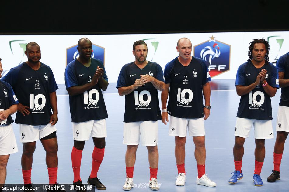 当地时间2018年5月29日，法国巴黎，法国98世界杯冠军成员参加室内足球赛，老帅艾梅·雅凯率弟子布兰科、图拉姆、维尔托德、卡雷姆布等亮相。