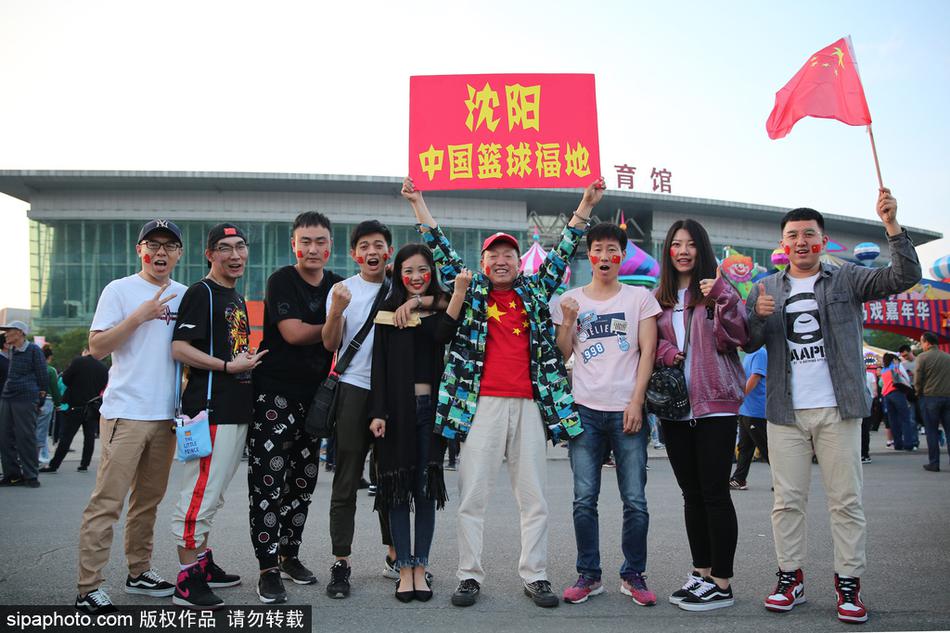 2018年5月30日，辽宁沈阳，2018中伊男篮对抗赛沈阳站，场外球迷加油助威。