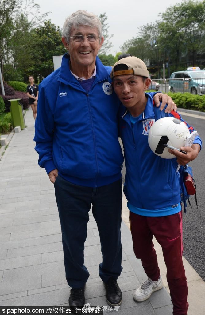 2018年5月31日，上海，2018超级企鹅足球名人赛：米卢抵达酒店，友好为球迷签名合影。