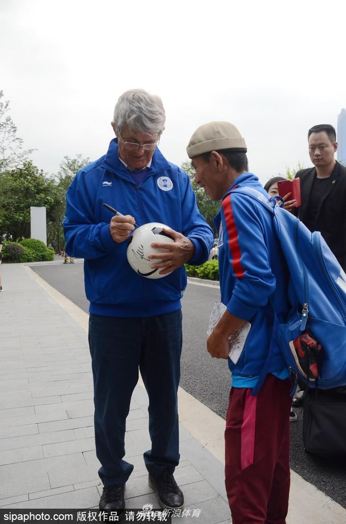 2018年5月31日，上海，2018超级企鹅足球名人赛：米卢抵达酒店，友好为球迷签名合影。