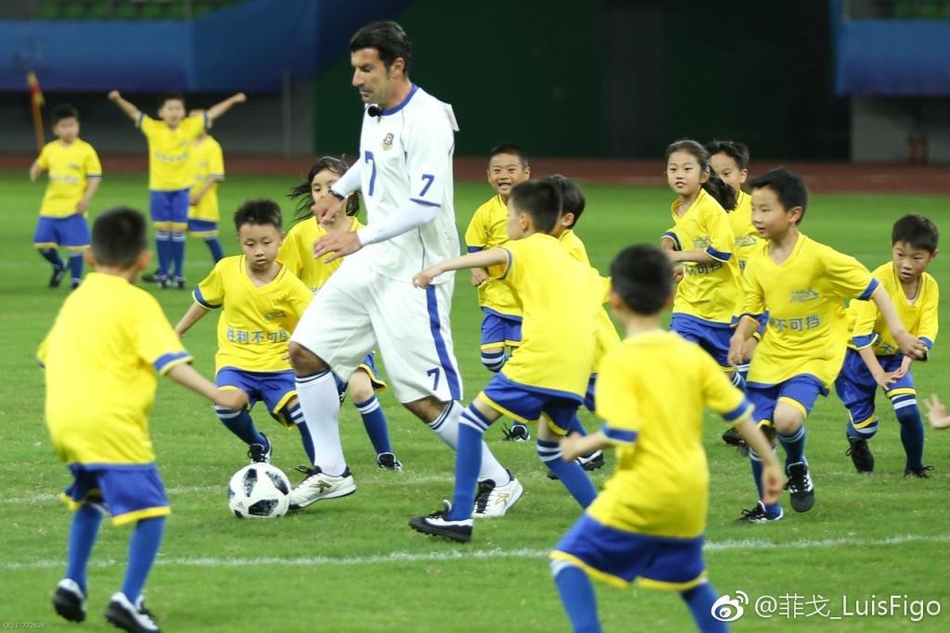 在6月1日将要播出的综艺节目《奔跑吧兄弟》节目中，菲戈与杨幂、鹿晗等一起参与足球比赛，接应即将到来的世界杯。
