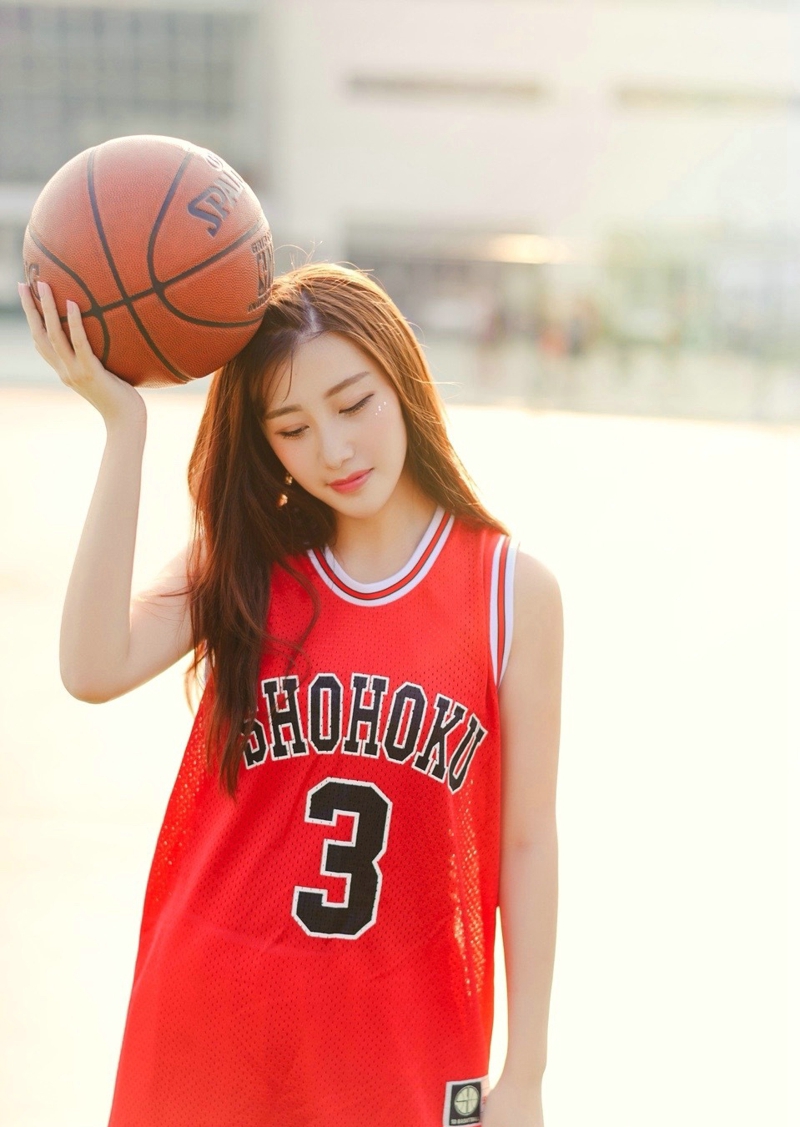 篮球少女俏皮性感照美艳迷人，你想和她在球场大战一场吗？