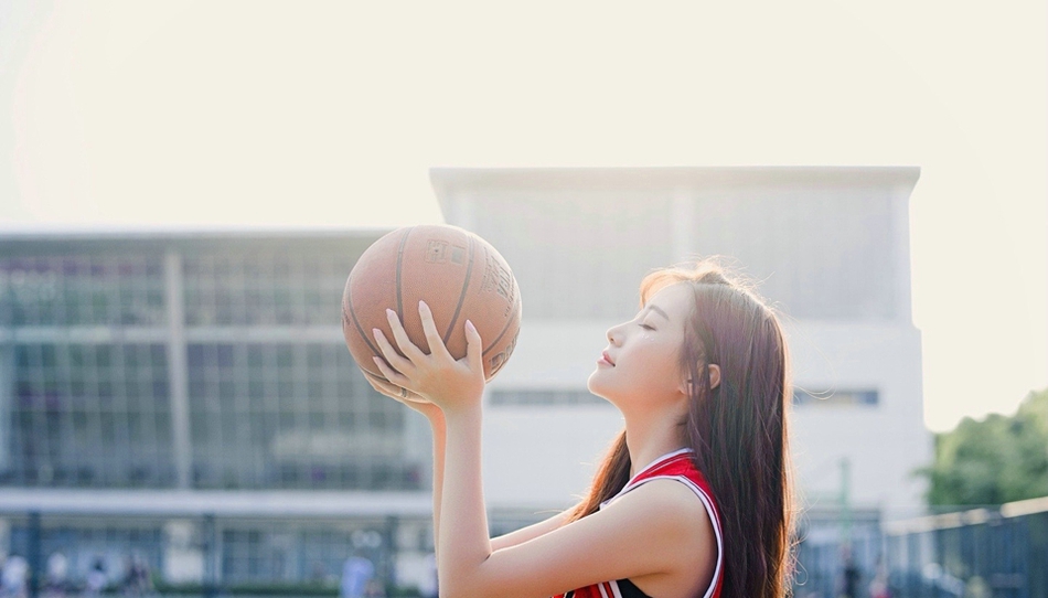 篮球少女俏皮性感照美艳迷人，你想和她在球场大战一场吗？