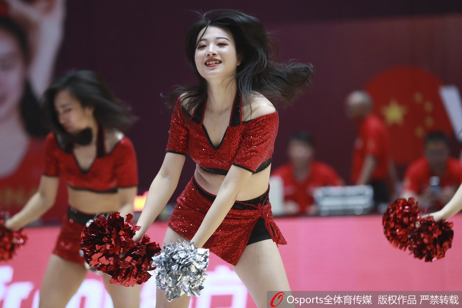 2018年6月3日，2018年中比国际女篮对抗赛：中国vs比利时，篮球宝贝演绎性感扇子舞 。