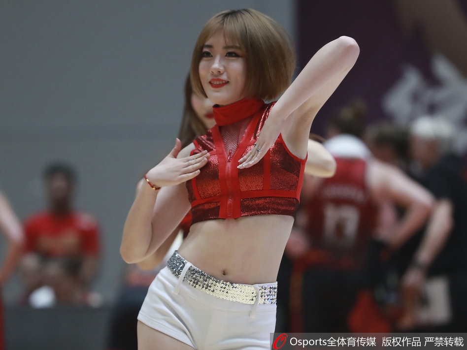 2018年6月3日，2018年中比国际女篮对抗赛：中国vs比利时，篮球宝贝演绎性感扇子舞 。