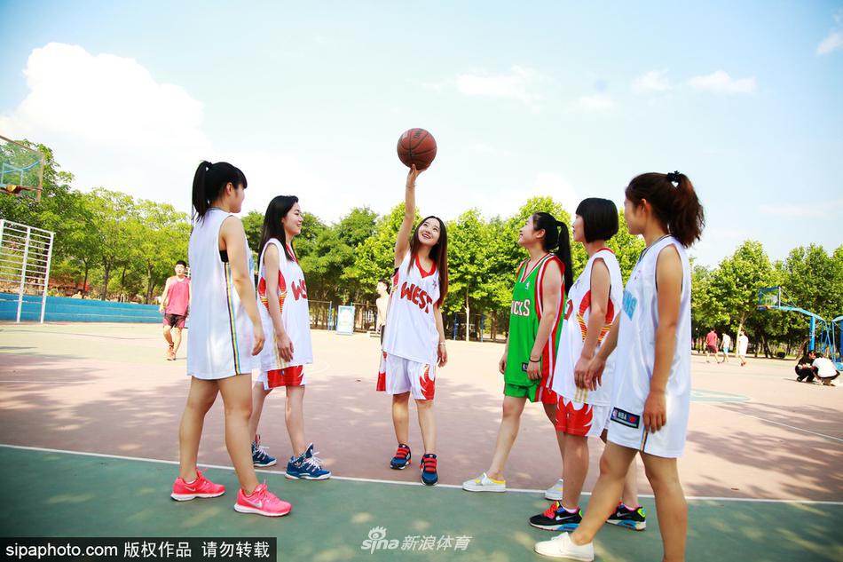 2018年6月4日，山东济南，大学生拍篮球题材毕业照，致敬青春。
