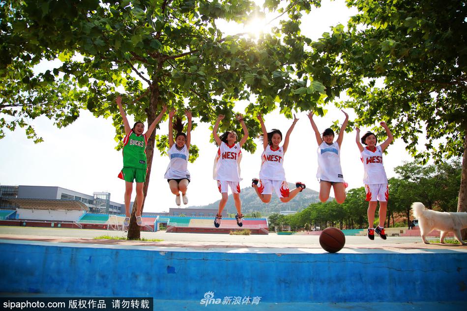 2018年6月4日，山东济南，大学生拍篮球题材毕业照，致敬青春。