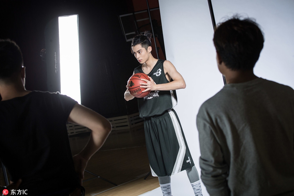 2018年6月6日，北京，王鹤棣拍摄篮球写真花絮。