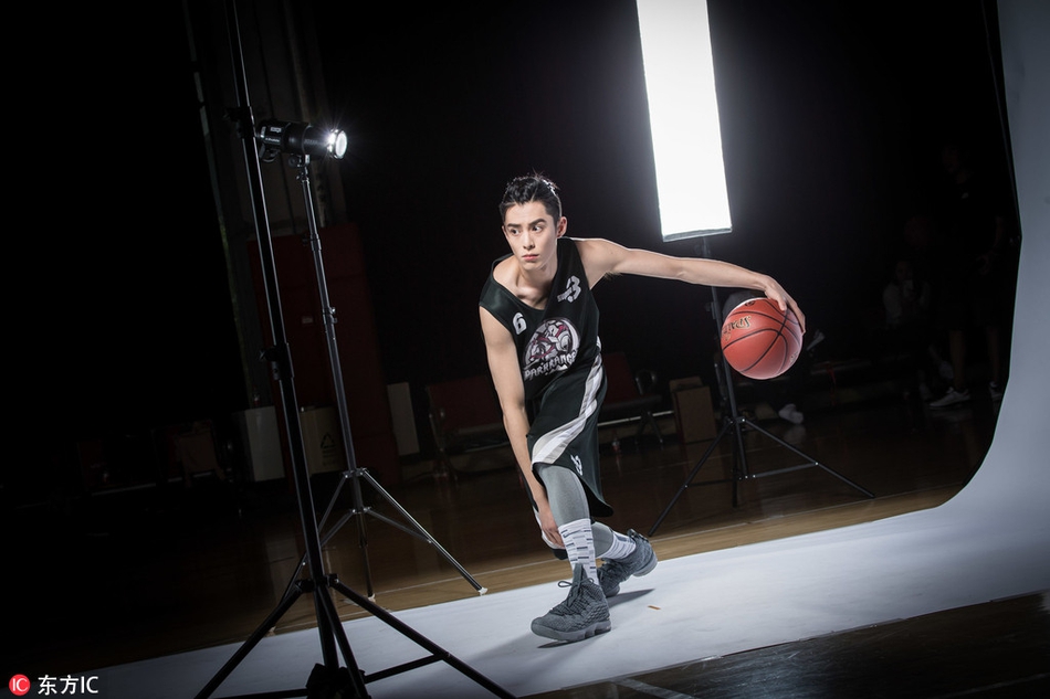 2018年6月6日，北京，王鹤棣拍摄篮球写真花絮。