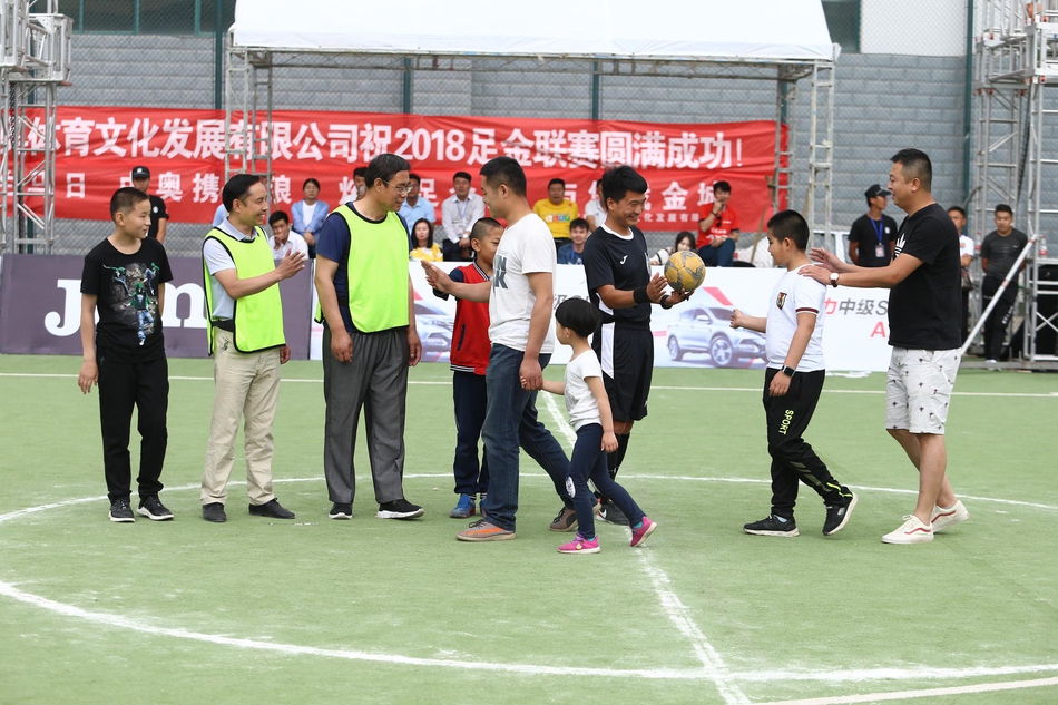 北京时间6月10日，2018东风风神足金联赛结束了兰州站的比赛，美女主播亲身上阵，体验足球乐趣。