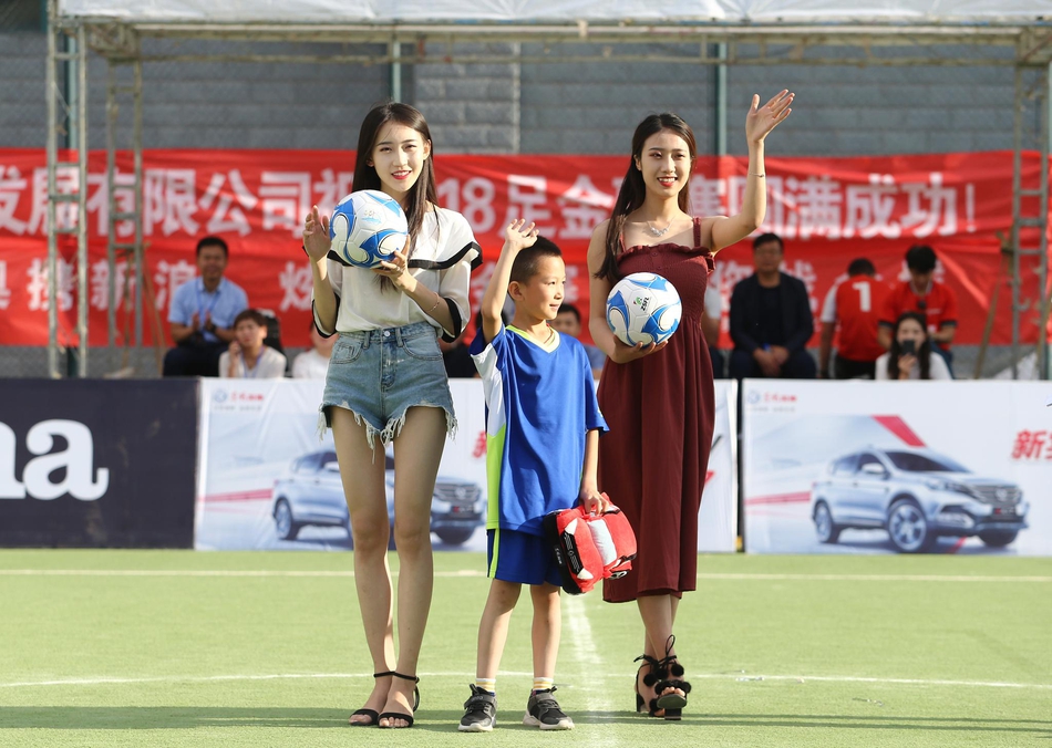 北京时间6月10日，2018东风风神足金联赛结束了兰州站的比赛，美女主播亲身上阵，体验足球乐趣。