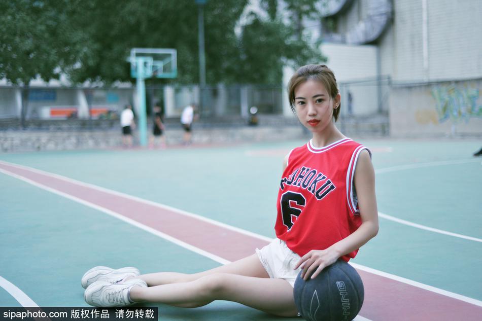 2018年6月11日讯，篮球宝贝拍摄校园清纯写真，着湘北球衣长腿逆天甜美可人。