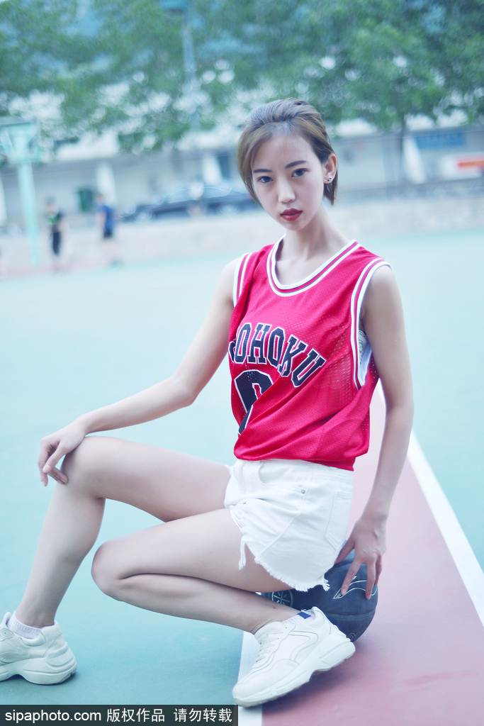 2018年6月11日讯，篮球宝贝拍摄校园清纯写真，着湘北球衣长腿逆天甜美可人。