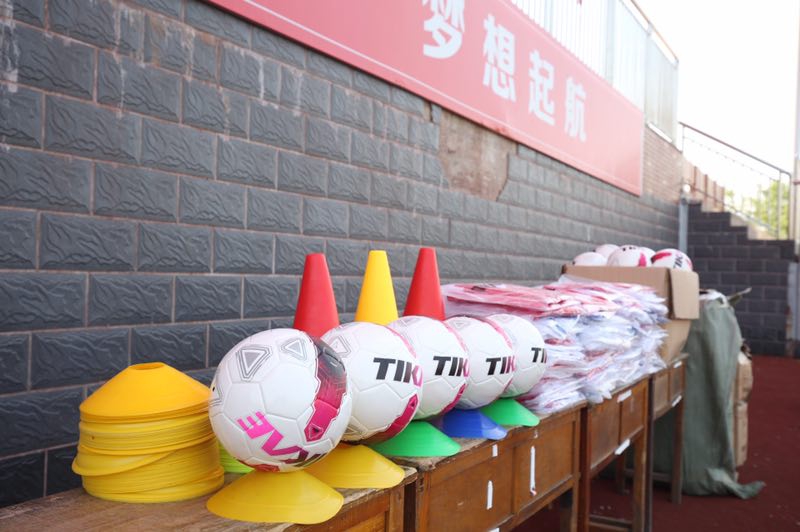 北京时间6月13日，在炎炎夏日中，上海上港集团足球俱乐部球员张卫利用假期时间，来到安徽省灵璧县实验小学，看望“上港青训”灵璧基地的小球员，为基地的小球员带来了一批包括足球、球衣、标志盘等在内的足球装备，以帮助基地更好地开展足球活动。（小虎）
