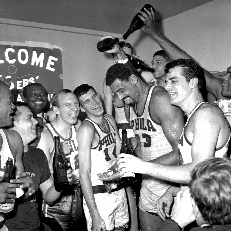 常规赛战绩：68胜13负 季后赛战绩：11胜4负，总决赛4-2击败勇士 1980年，也就是NBA庆祝35周年纪念的时候，篮球记者协会把1966-67赛季的76人选为当时NBA历史上最好的球队。他们在常规赛取得68胜，这是当时的NBA纪录，然后在东部决赛中4-1击败凯尔特人，从而终结了绿军的8连冠。