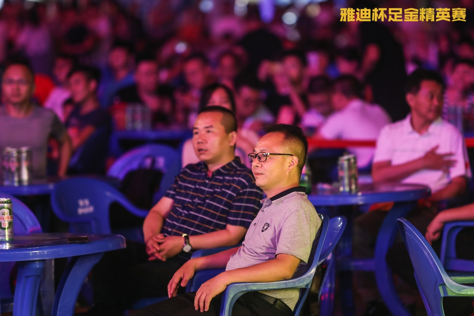 北京时间6月16日，雅迪足金精英赛于西安举办了足球嘉年华活动，现场氛围十分热烈。