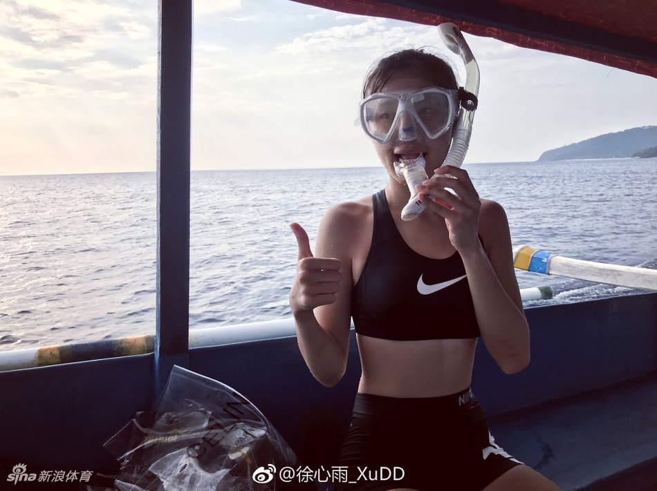 徐心雨是中国海洋大学女篮的控卫，球打得好以外，她的外形也是相当吸粉，一组泳装照让网友大呼喷血！
