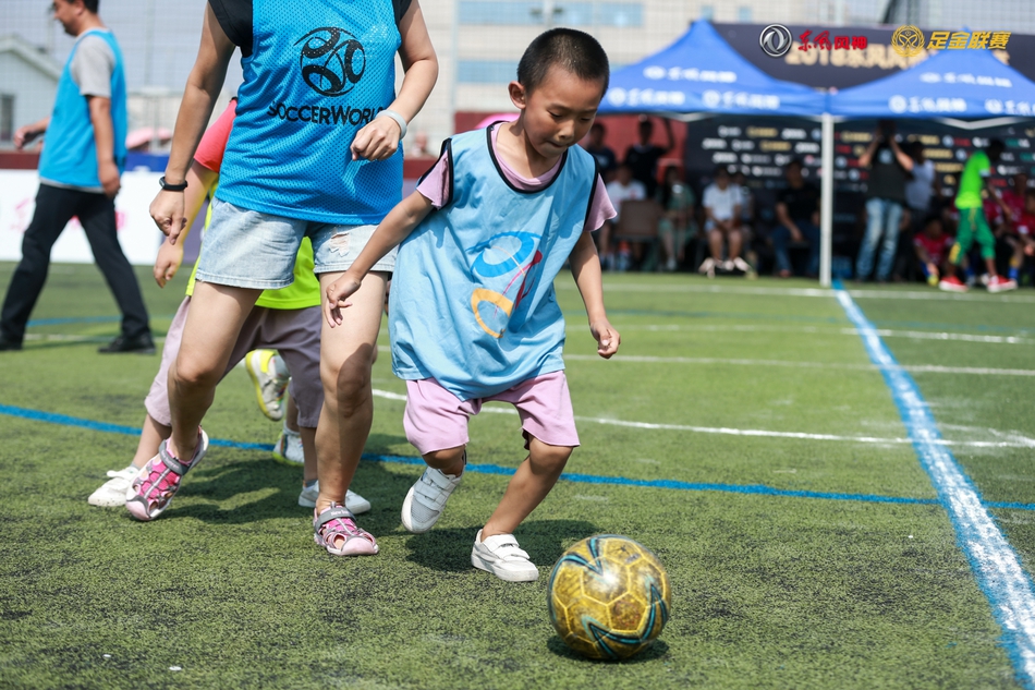 北京时间6月24日，东风风神足金联赛来到了石家庄站的比赛，小球员与父母同时登场，较量球技。