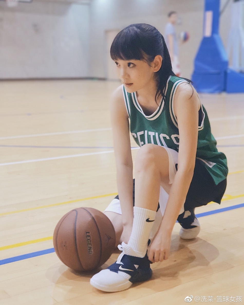 微博网友@洗菜-篮球女孩 是个多才多艺的篮球女孩，生活中她非常热爱篮球，此外还会弹吉他，唱歌也非常好听。