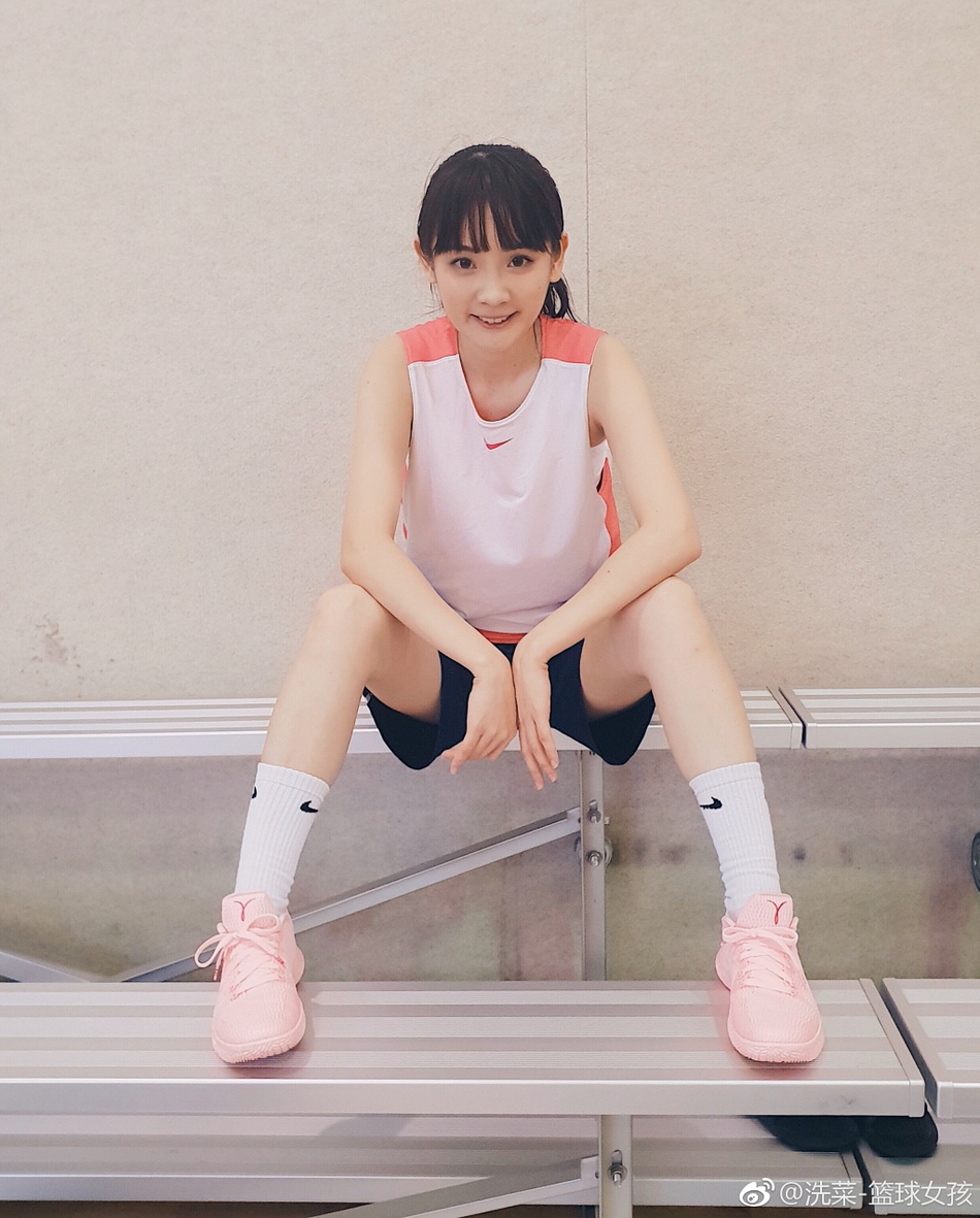 微博网友@洗菜-篮球女孩 是个多才多艺的篮球女孩，生活中她非常热爱篮球，此外还会弹吉他，唱歌也非常好听。