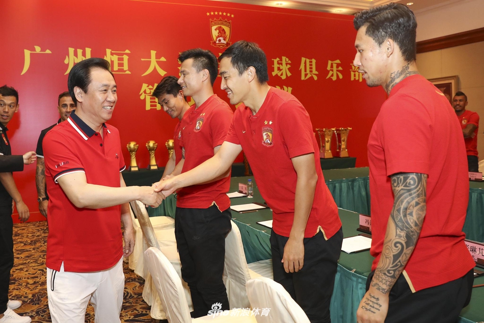 7月16日上午，广州恒大淘宝足球俱乐部在广州召开管理会议。恒大老板许家印赶赴会议现场为球队加油鼓劲。