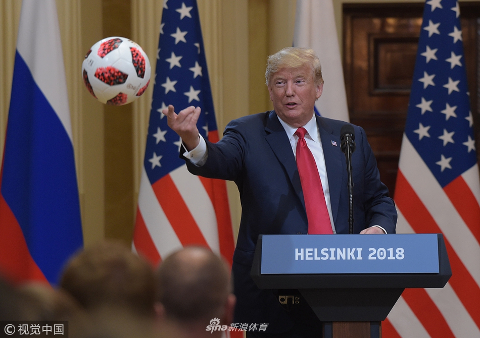 2018年7月17日，芬兰赫尔辛基，俄罗斯总统普京与美国总统特朗普会面，普京并赠送特朗普世界杯足球，特朗普说将把这个世界杯足球送给自己的小儿子。