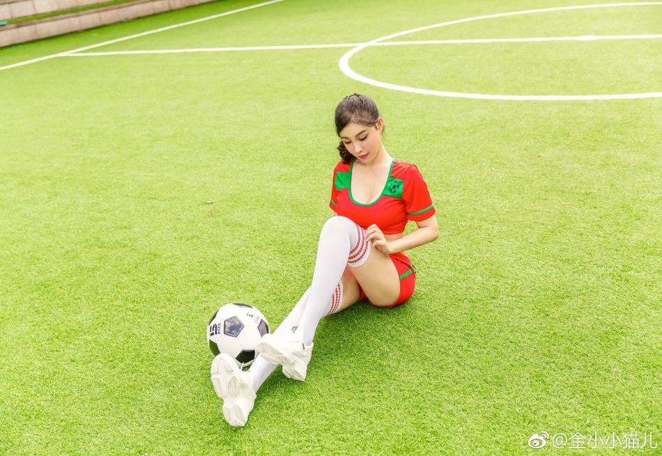 在俄罗斯世界杯上走红的中国乳神@金小小猫儿 再次化身足球宝贝，拍摄了一组写真，大秀豪乳小蛮腰，火辣性感。