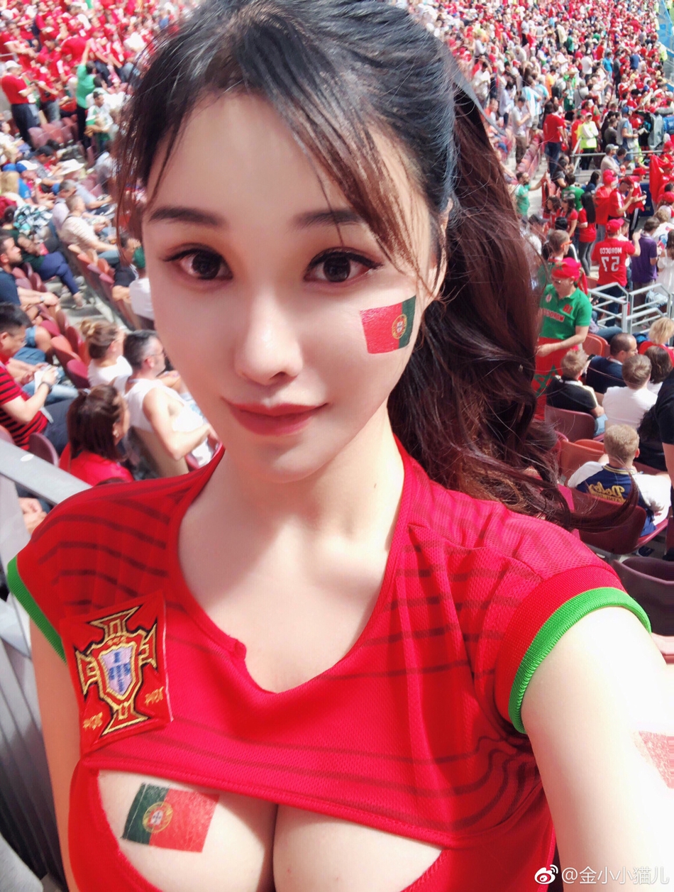 在俄罗斯世界杯上走红的中国乳神@金小小猫儿 再次化身足球宝贝，拍摄了一组写真，大秀豪乳小蛮腰，火辣性感。