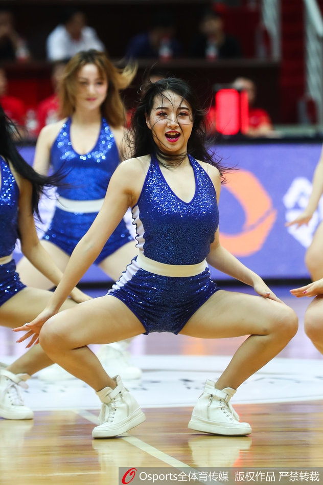 2018年7月20日，2018年中斯国际男篮对抗赛连云港站：中国男篮蓝队vs斯洛文尼亚 篮球宝贝热舞助威 。