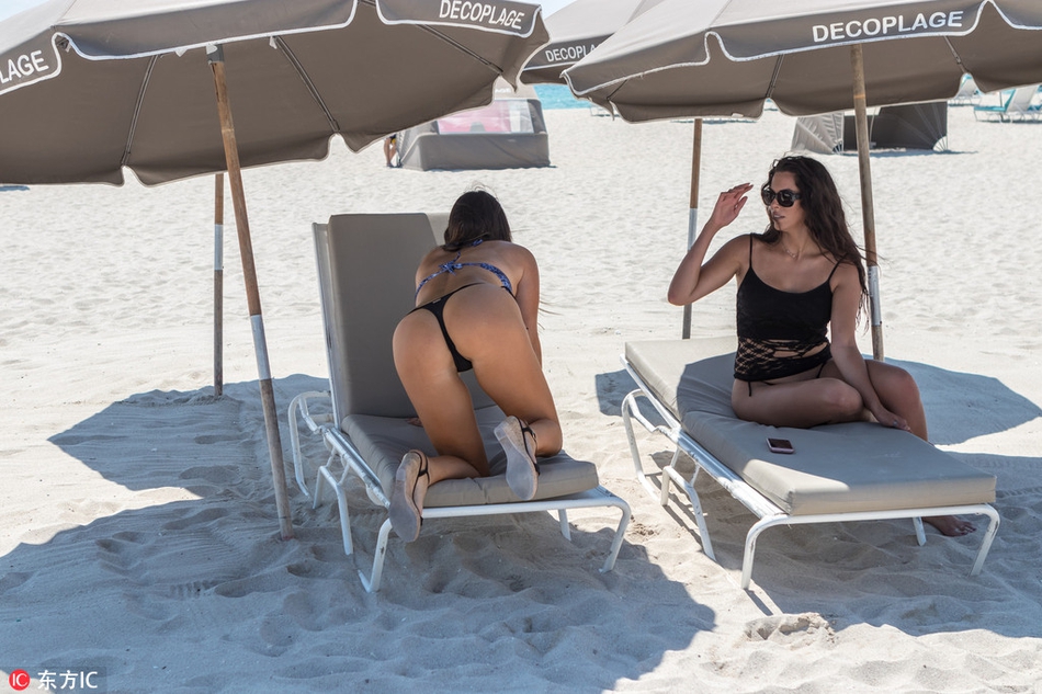 当地时间2018年7月22日，美国迈阿密，足球宝贝克劳迪亚-罗马尼与女伴南海滩度假。