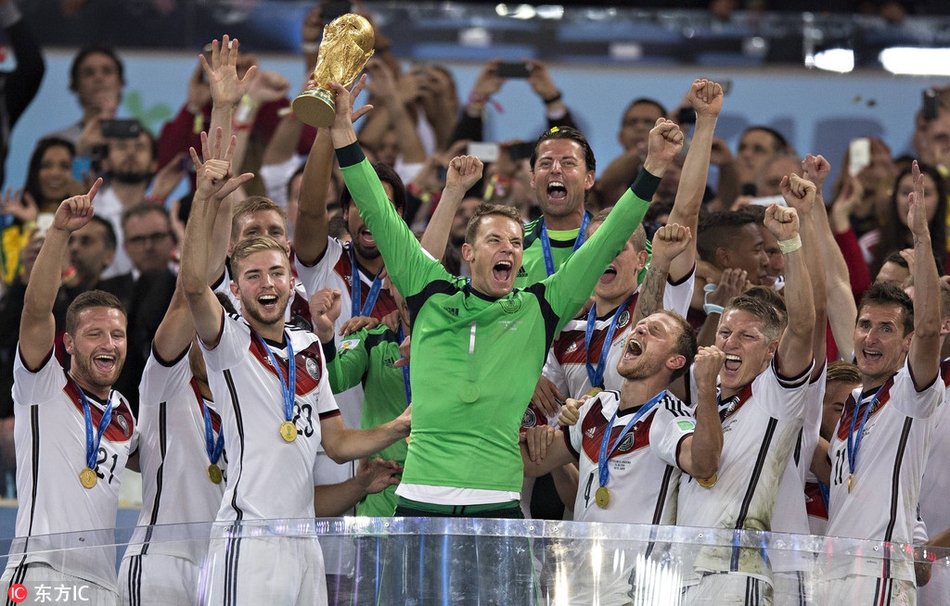 满载名归：2014年巴西世界杯中施魏因斯泰格入选德国队23人大名单中。7月14日，2014年巴西世界杯决赛中，施魏因斯泰格被对手击打导致面部出血但还是坚持打满全场120分钟，最终帮助德国队1-0战胜阿根廷，第四次获得世界杯冠军。
