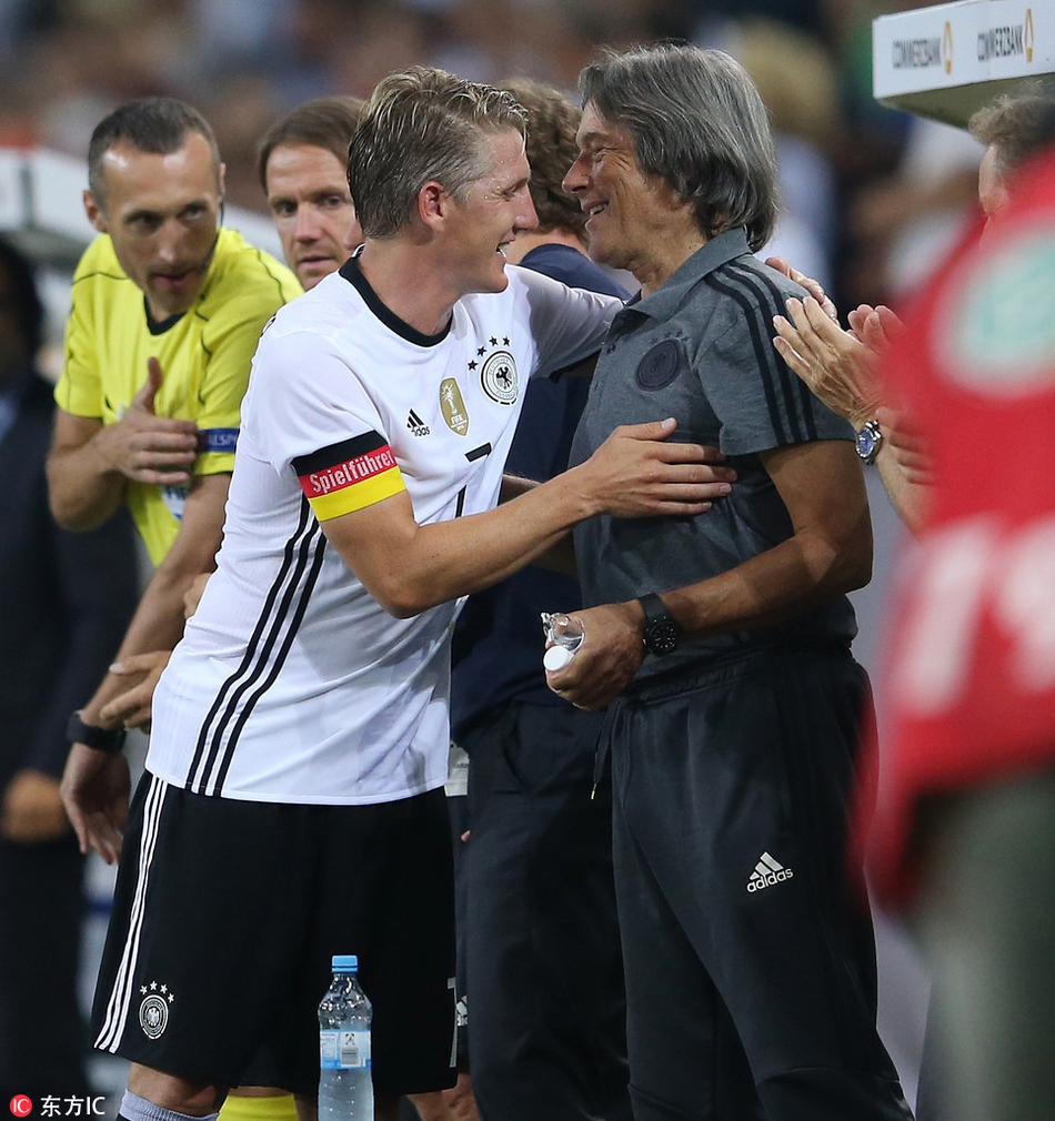 初露光芒：2006年德国世界杯中施魏因施泰格带领德国队一路击败波兰、哥斯达黎加、瑞典和阿根廷，在德国本土夺得06年世界杯的季军