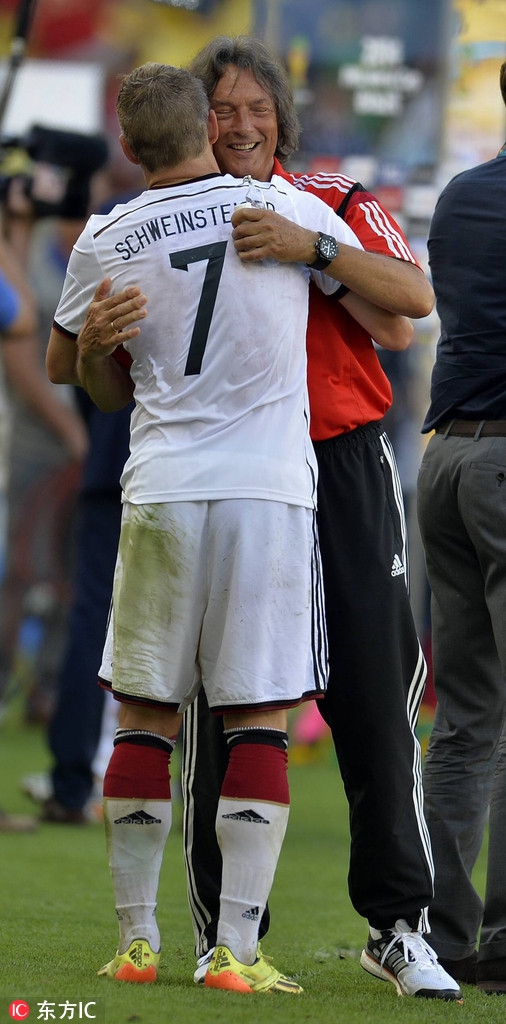 国家队时期2004年6月6日，年仅19岁的施魏因施泰格在德国对阵匈牙利的国际友谊赛上，首次代表德国国家队出场。