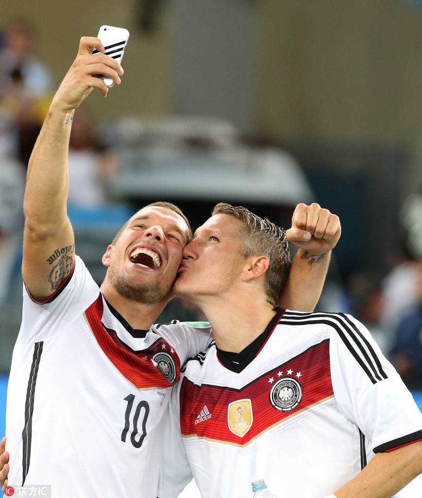 英雄落幕：2016年7月29日，施魏因施泰格通过社交平台宣布退出德国国家队，自2004年上演国家队首秀以来，施魏因施泰格为德国队出场119次，攻入29粒进球。
