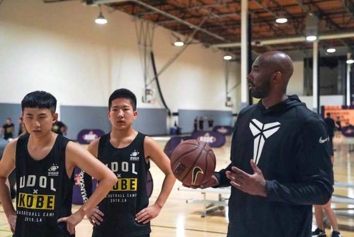 北京时间8月1日晚间，洛杉矶时间凌晨4点开始，科比对百余名中国青少年篮球爱好者进行了特训，还做了一场有关曼巴精神的分享，并和学员一起自拍互动。