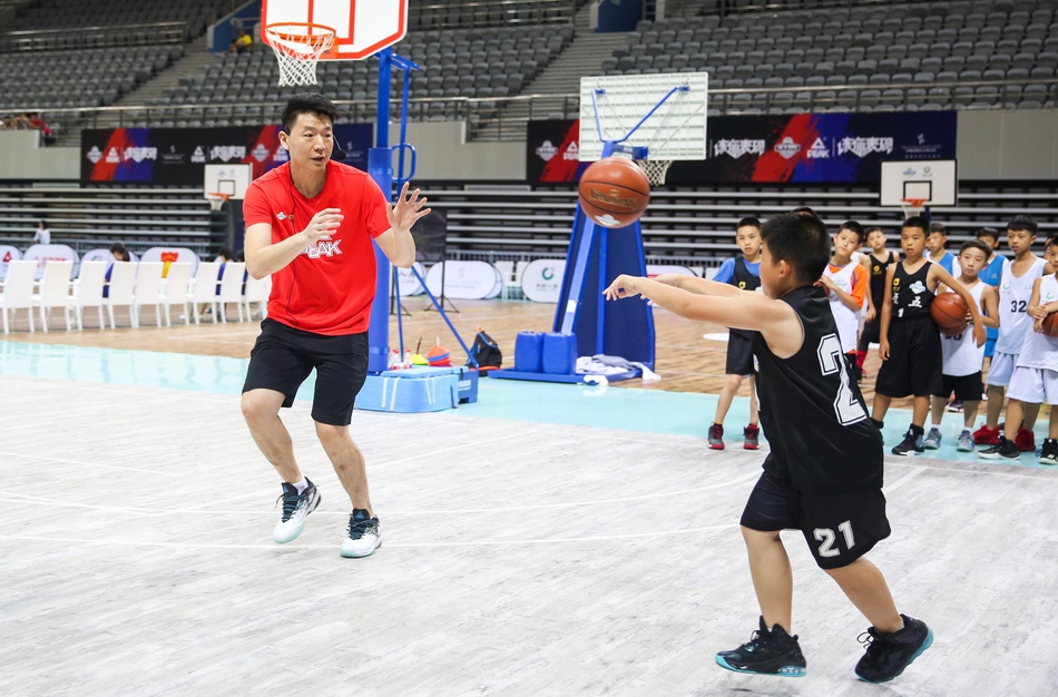 8月2日，众辉体育主办的NYBO·中国人寿2017-2018青少年篮球公开赛在苏州高新区文体中心完美落幕。比赛之余，由NBA球员路·威廉姆斯领衔的星导师团队在B-Star训练营上给小球员们带来了专业的技战术指导